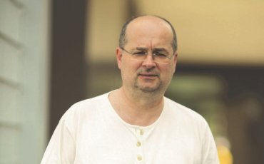 SPLETNO PREDAVANJE: Miha Kramli: Osnovno&scaron;olec ne more biti lastnik pametnega telefona