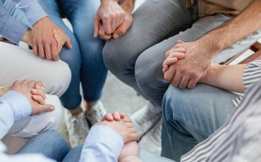 Sprejemati in živeti z demenco v družini