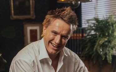 SPLETNO PREDAVANJE &ndash; Uro&scaron; Kuzman: Kako gresta skupaj matematika in komedija